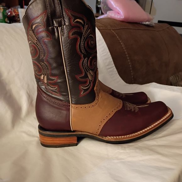Men's Brown and Tan Western Boots - Picture 4 of 5
